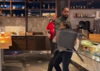 VIDEO/ Sherr i dhunshëm në një lokal mes punonjësve, shkak një kafe!