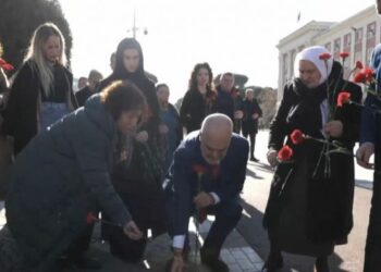 “21 Janari”, homazhe në bulevardin “Dëshmorët e Kombit”