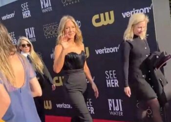 Aniston foli greqisht në tapetin e kuq të Critics Choice Awards