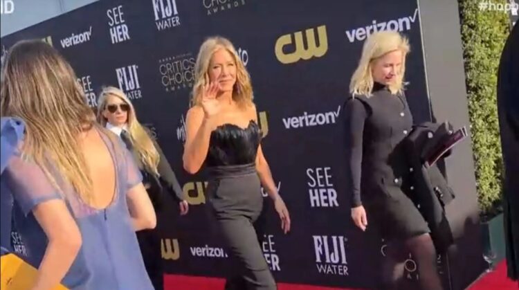 Aniston foli greqisht në tapetin e kuq të Critics Choice Awards