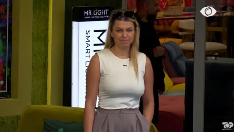 VIDEO/ Rikja nxehet me djemtë: Çohuni zhulsa se po na zë krimbi…