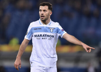 Gjashtë muaj pa skuadër, mbrojtësi shqiptar firmos me klubin polak