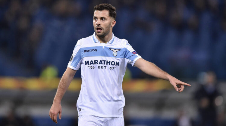 Gjashtë muaj pa skuadër, mbrojtësi shqiptar firmos me klubin polak