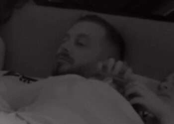 VIDEO/ Romeo në një krevat me Artën dhe Vesën, Rike u bë xheloze?