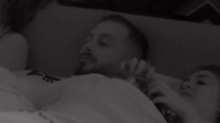 VIDEO/ Romeo në një krevat me Artën dhe Vesën, Rike u bë xheloze?