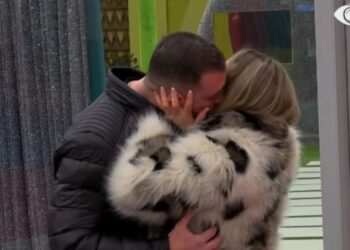 Sqarimi mbyllet me përqafim/ Romeo i përlotur