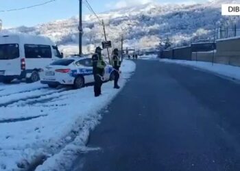 U bllokua prej reshjeve të dëborës, rihapet aksi i rrugës së Arbrit
