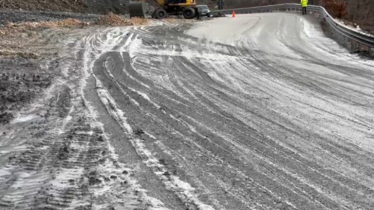Masivi i dheut bllokon Rrugën e Arbrit, vështirësohet qarkullimi