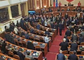 Tensionet në Kuvend, Begaj nuk mban fjalën. Seanca zgjat 15 minuta