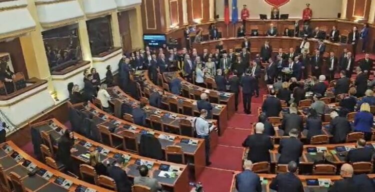 Tensionet në Kuvend, Begaj nuk mban fjalën. Seanca zgjat 15 minuta