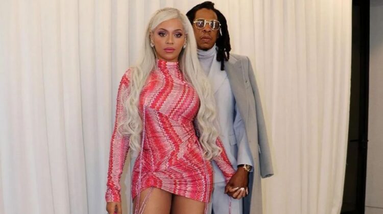 Beyoncé u vesh si Barbie dhe bëri një foto me Jay-Z