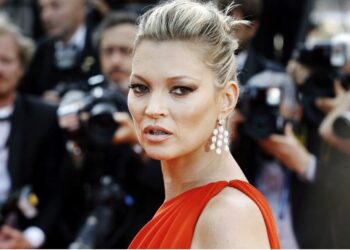 Kate Moss shkëmben një puthje joshëse me stilistin e saj
