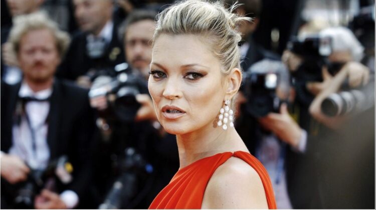 Kate Moss shkëmben një puthje joshëse me stilistin e saj