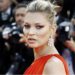 Kate Moss shkëmben një puthje joshëse me stilistin e saj