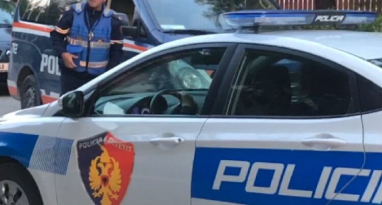 I vodhi 17 mijë euro vëllait dhe bleu makinë, arrestohet 38 vjeçari