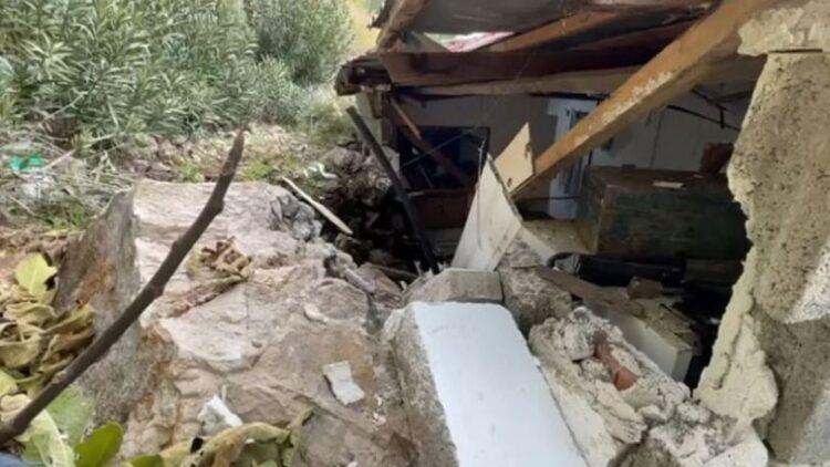 E rëndë/ Shkëmbi bie mbi shtëpi, zë poshtë 25-vjeçarin në Përmet