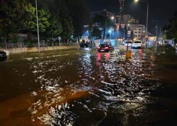 Viti i Ri vjen me rrebeshe shiu në Shkodër, uji përmbyt rrugët