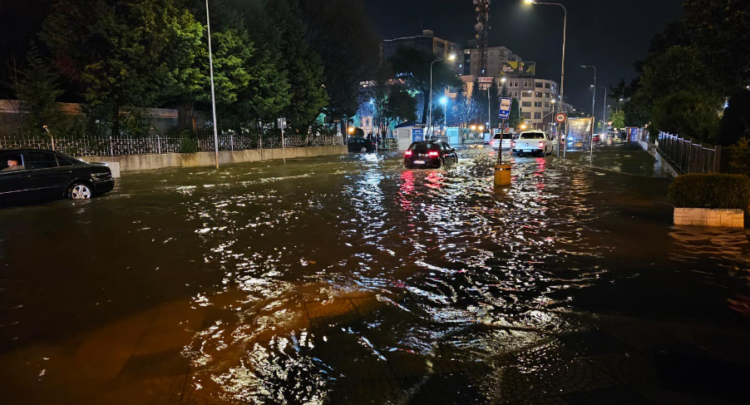 Viti i Ri vjen me rrebeshe shiu në Shkodër, uji përmbyt rrugët