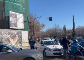 Babë e bijë i zuri skela, policia shoqëron inxhinierin dhe 2 punëtorë