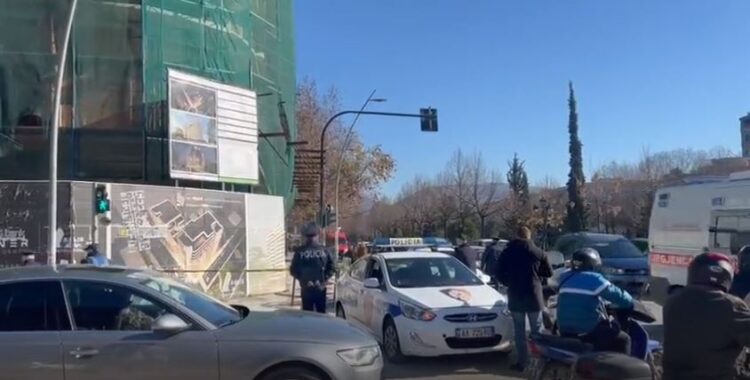 Babë e bijë i zuri skela, policia shoqëron inxhinierin dhe 2 punëtorë