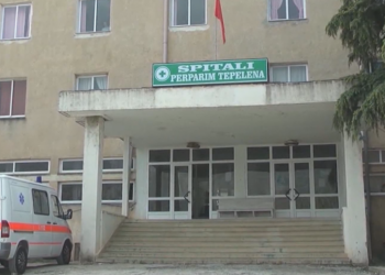 Punonjësja e spitalit bie në kontakt me rrymën elektrike