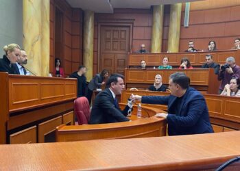 I dhuroi pranga Erion Veliajt, përjashtohet nga mbledhjet Tedi Blushi