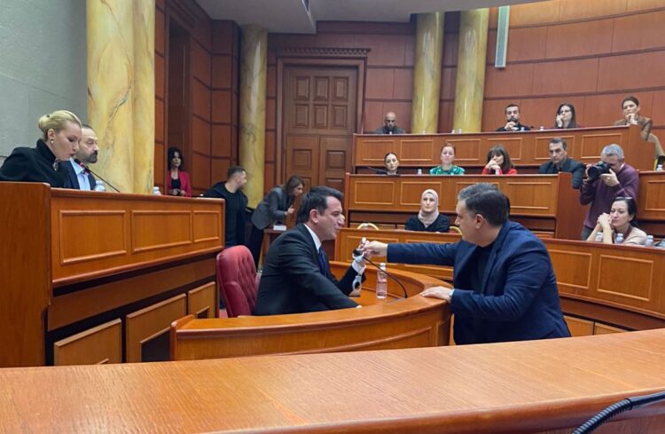 I dhuroi pranga Erion Veliajt, përjashtohet nga mbledhjet Tedi Blushi