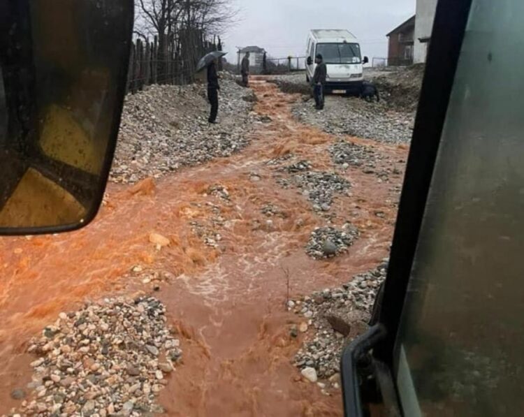 Tropojë/ Lumi del nga shtrati në Luzhë, bllokohen banorët e fshatit