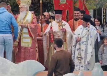 Dita e Ujit të Bekuar, të rinjtë sfidojnë temperaturat për të kapur kryqin