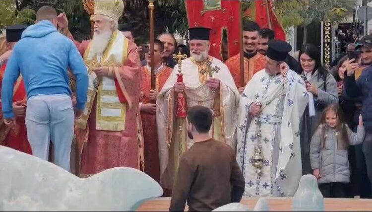 Dita e Ujit të Bekuar, të rinjtë sfidojnë temperaturat për të kapur kryqin