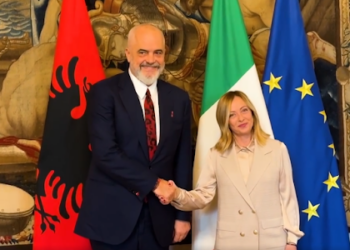 Kampet e refugjatëve, Kushtetuesja legjitimon Ramën
