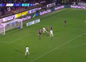 Salernitana me 10 lojtarë, Juventus fiton me përmbysje