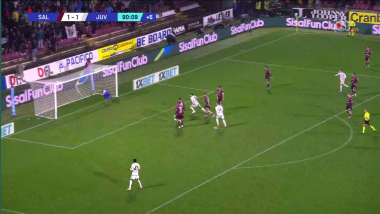 Salernitana me 10 lojtarë, Juventus fiton me përmbysje