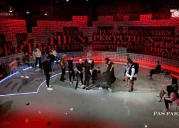 E rëndë, konkurentja e Për’puthen bie pa ndjenja në skenë (FOTO)