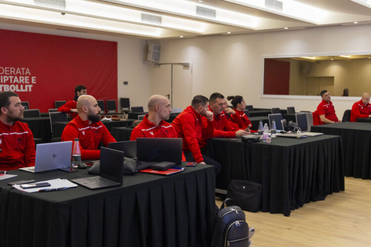 Kursi UEFA PRO i trajnerëve në Shqipëri, edhe Zabaleta ndjek leksione