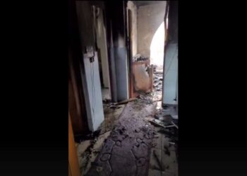 Shkrumbohet nga flakët një shtëpi, shpëton një 65-vjeçare