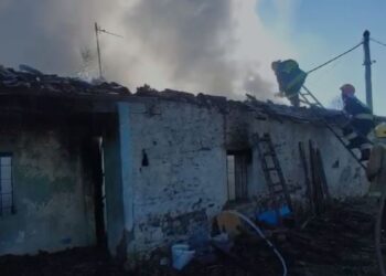 Merr flakë një banesë në Fushë-Krujë, shpëton çifti i të moshuarve