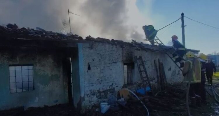 Merr flakë një banesë në Fushë-Krujë, shpëton çifti i të moshuarve