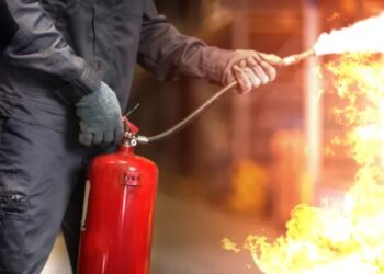 Zjarr në një servis automjetesh anës rrugës Fier-Seman