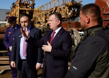 Ndërtimet pa leje dhe grumbullimi i makinave anash rrugëve, zbardhet urdhri i Ballës