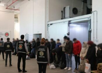 Dy kamionë me targa shqiptare kapen në kufirin turk me 51 klandestinë