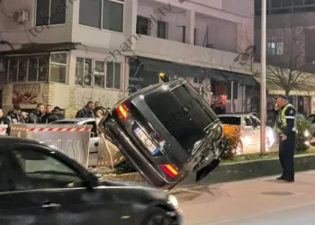 Makina përfundon sipër trafikndarëses (FOTO)