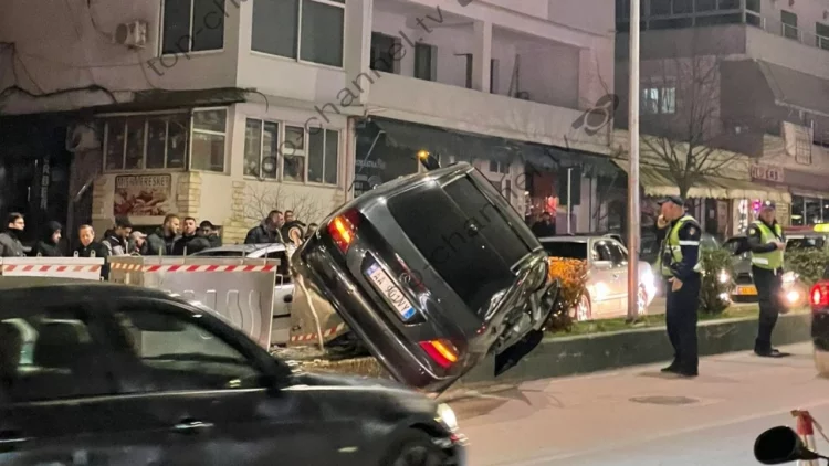 Makina përfundon sipër trafikndarëses (FOTO)