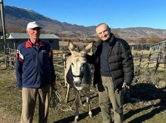 Meta ironizon nga Pusteci: Këtu vetëm gomerët janë…