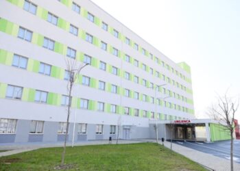 Sërish probleme te QSUT/ Pas zjarrit, godina mbushet me tym