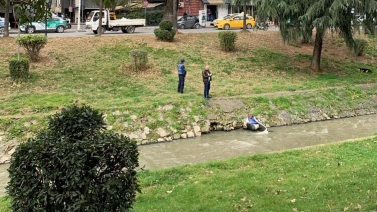 Misteri/ Gjendet një motor në lumin e Lanës