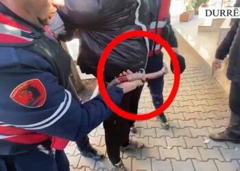VIDEO/ Me thikën në brez, momenti kur “Shqiponjat” arrestojnë Ilir Koçiljan