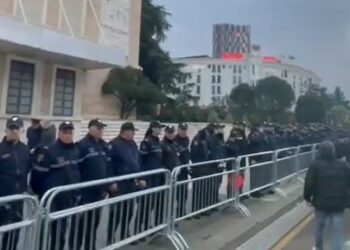 LIVE/ Opozita në shesh, ndiqni direkt çfarë po ndodh te Kryeministria