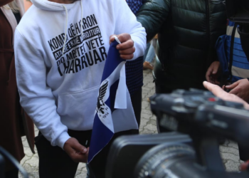 Tentoi të digjte flamurin e Vorio Epirit para SPAK-ut, Policia jep detaje…