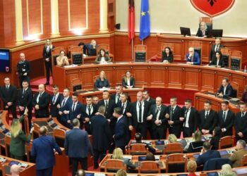 Satira e Gjekmarkajt/ Bela klithte: të luftojmë trup me trup